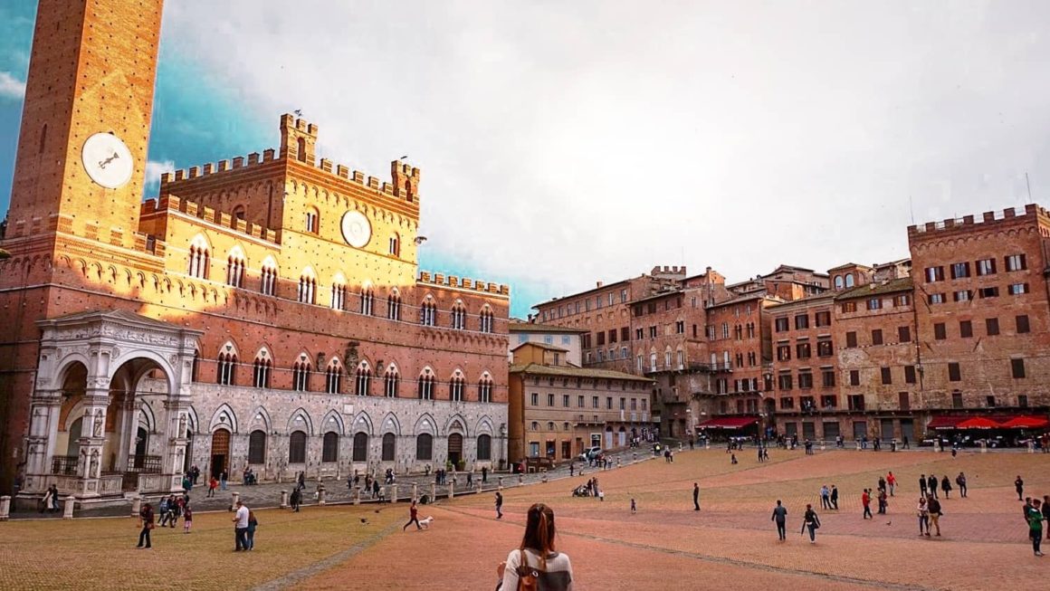 Piazza del Campo in Siena with the Palazzo Pubblico, highlighted in this Tuscany travel guide